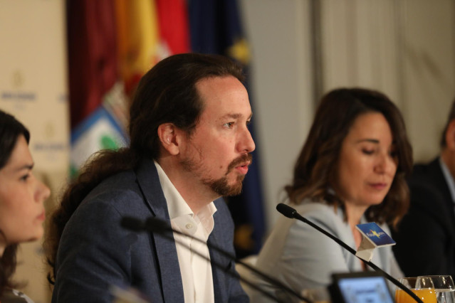 Pablo Iglesias y la candidata de Unidas Podemos IU-Madrid En Pie a la presidencia de la Comunidad de Madrid, Isa Serra, participan en un desayuno informativo