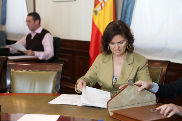 La vicepresidente del Gobierno, ministra de la Presidencia, Relaciones con las Cortes e Igualdad, Carmen Calvo, presenta las credenciales en el Congreso