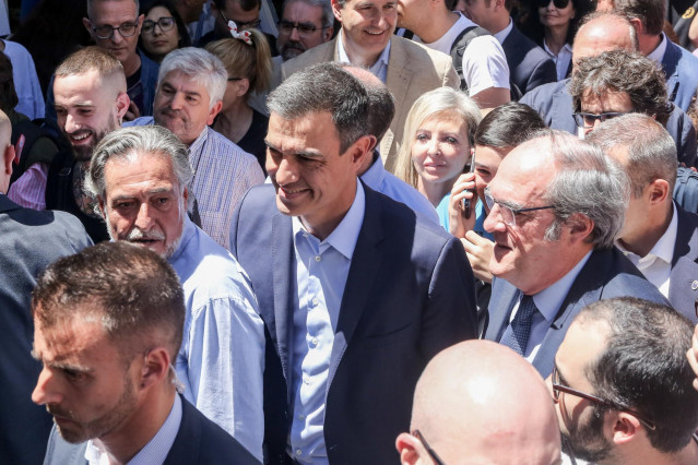 Pedro Sánchez visita el distrito de Puente de Vallecas acompañado de los candidatos del PSOE a la comunidad y Alcaldía de Madrid