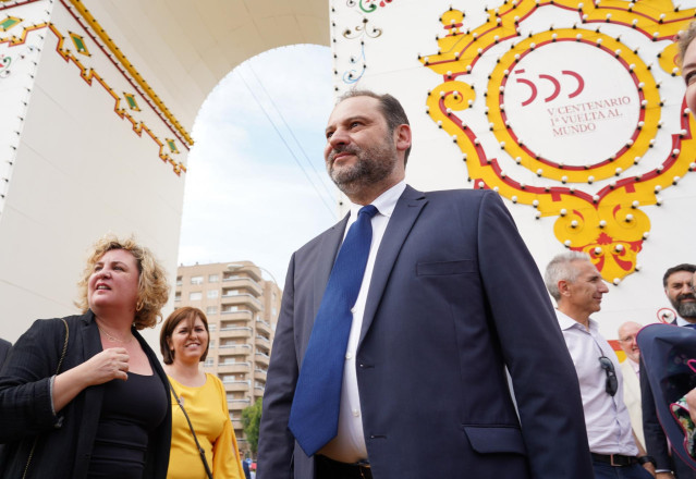 El secretario de Organización del PSOE y ministro de Fomento en funciones, José Luis Ábalos, atiende a los medios en la Feria de Abril