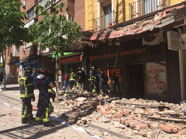 Desalojado el edificio de Madrid del que se ha desprendido una cornisa esta mañana