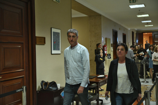 Diputados de diferentes formaciones políticas presentan sus credenciales en el Congreso de los Diputados