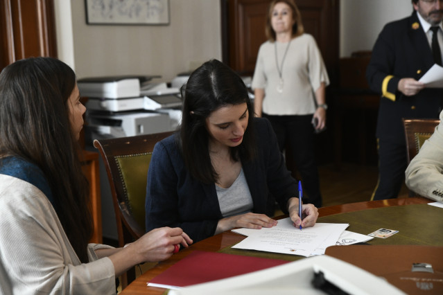 Diputados de diferentes formaciones políticas presentan sus credenciales en el Congreso de los Diputados