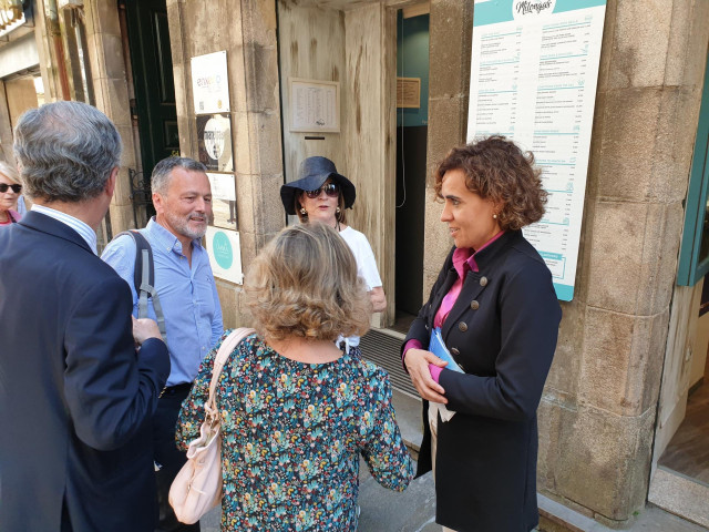 Dolors Montserrat, Agustín Hernández y Francisco Millán Mon reparten propaganda electoral en el casco histórico de Santiago
