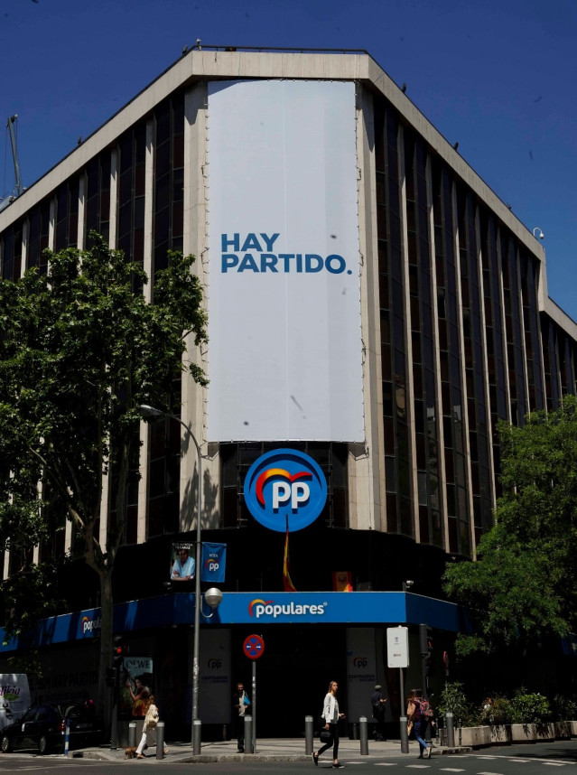 26M.- El PP Cuelga En Su Sede El Cartel 