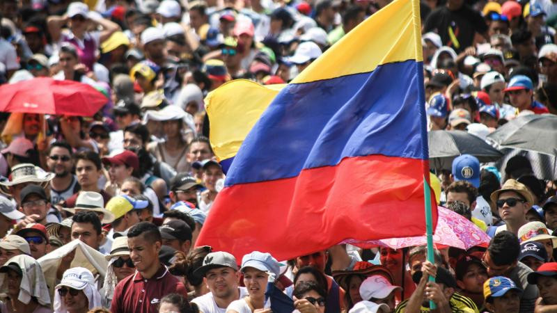 Un hombre con la bandera venezolana en el concierto Venezuela Aid Live, Fuente Europa Press