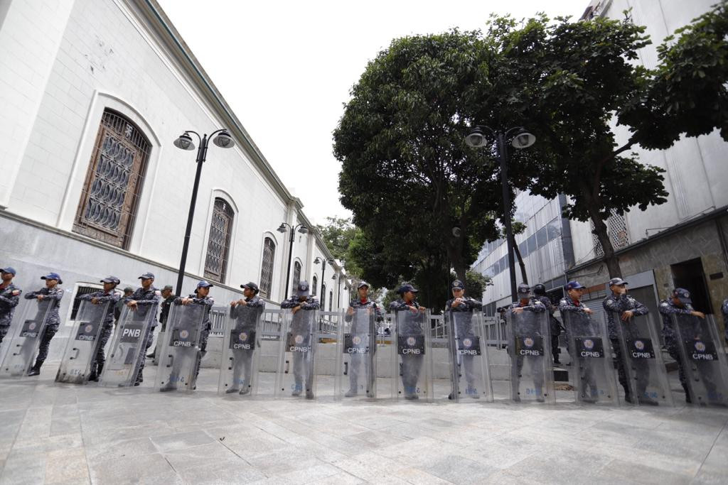 Las autoridades entran en el gabinete de Guaidu00f3