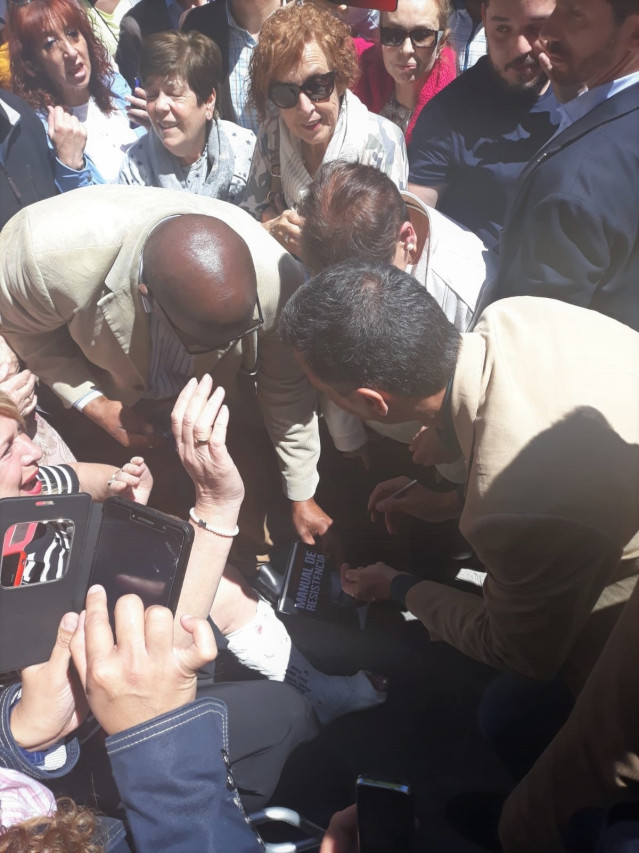 Sánchez firma autógrafos y se hace selfies con ciudadanos durante su visita a San Sebastián
