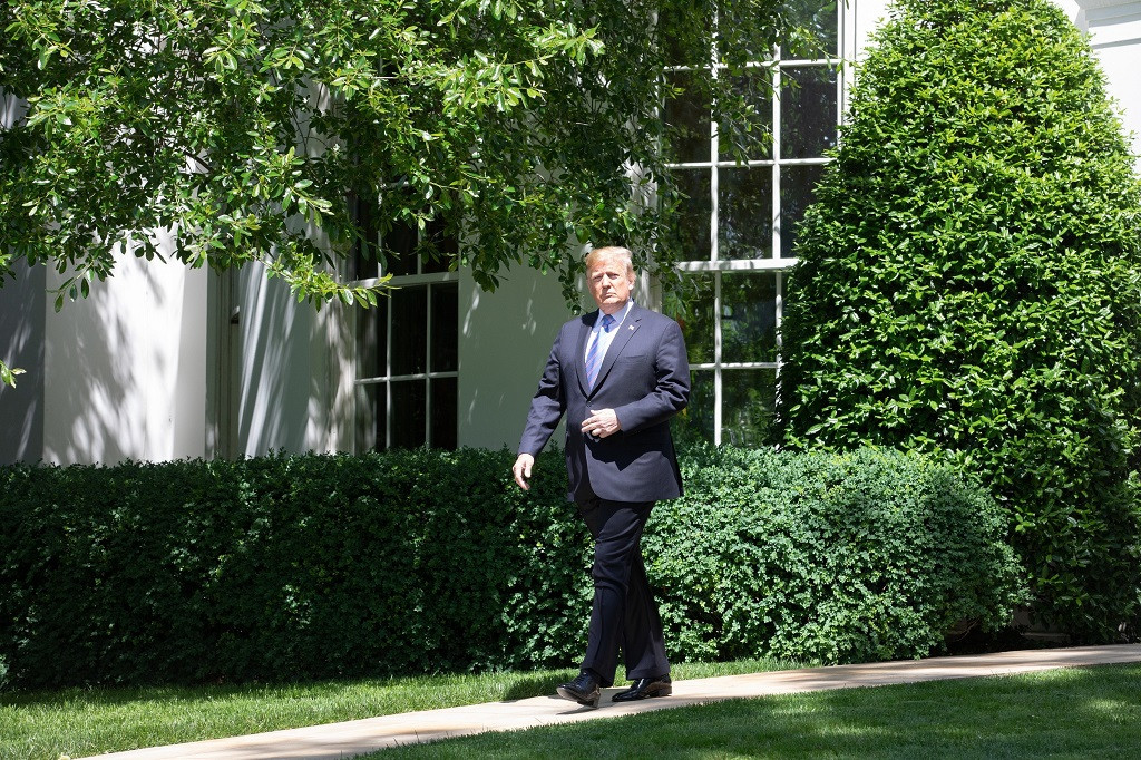 Donald Trump pasenado por los jardines de la Casa Blanca