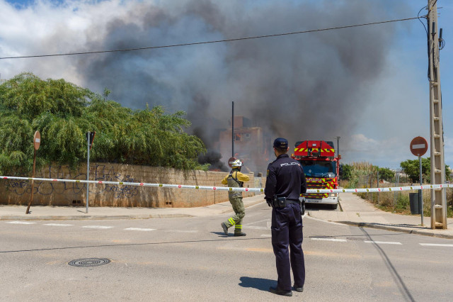 Sucesos.- Cruz Roja mantendrá hasta el viernes su dispositivo para atender a los afectados por el incendio de Ibiza
