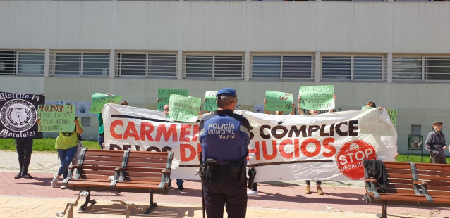 AMP.- Activistas de 'Stop Desahucios' irrumpen en un acto de Carmena al grito de 'No toleramos un desahucio más'