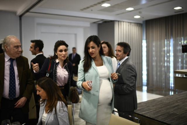 La candidata de Ciudadanos a la Alcaldía de Madrid, Begoña Villacís, y la portavoz de la formación, Inés Arrimadas, participan en una comida del Club Siglo XXI