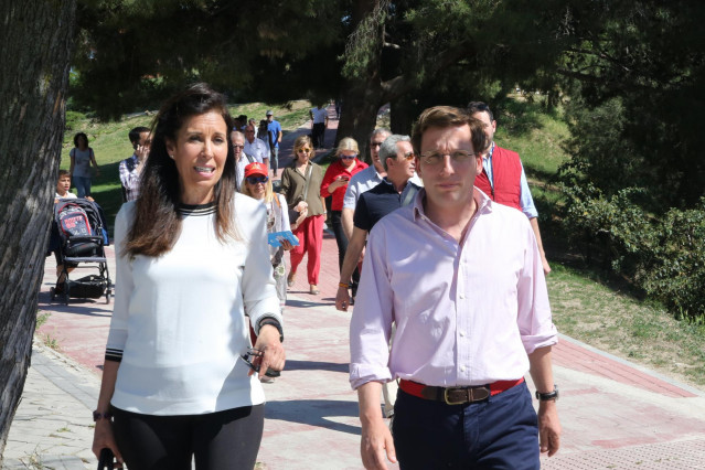 El candidato del PP a la Alcaldía de Madrid, José Luis Martínez- Almeida, visita Puente de Vallecas en Calle Benjamín Palencia en Madrid