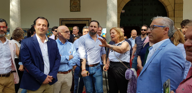 26M.- Abascal Hace Campaña Con Muletas En Talavera Entre Selfies, Visita A Basílica Y Acto Multitudinario En San Isidro