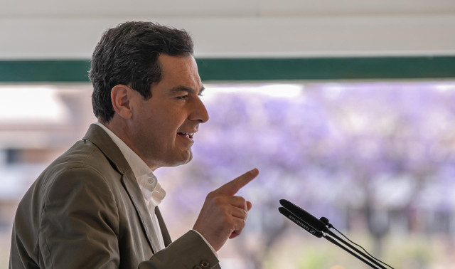 Juanma Moreno, participa en un acto con mujeres