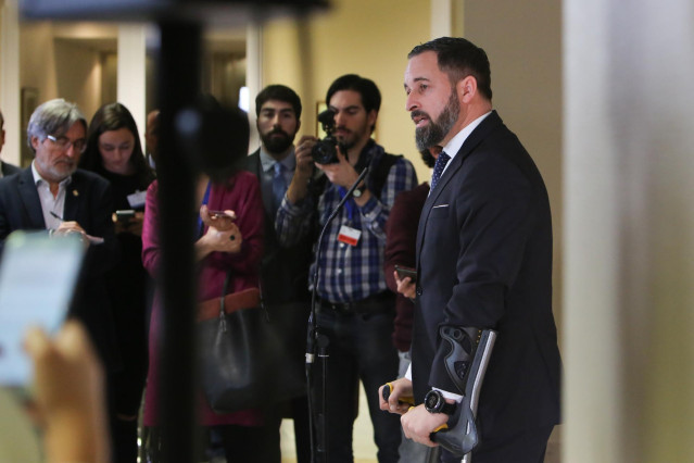 Los 24 diputados de Vox se fotografían en la escalinata principal del Congreso