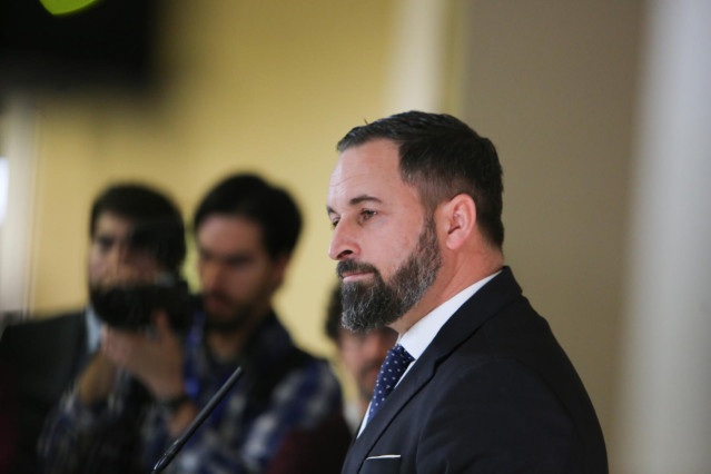 Los 24 diputados de Vox se fotografían en la escalinata principal del Congreso