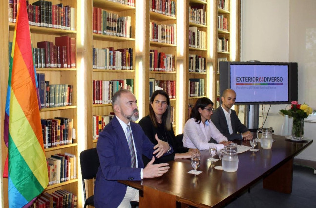 El Gobierno da instrucciones para proteger a las familias LGTBI del Servicio Exterior