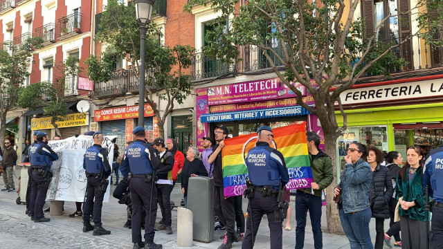Un grupo de personas irrumpe en un acto sobre okupación de Cs al grito de 