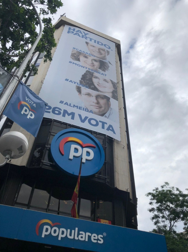 26M.- El PP Cubre La Fachada De Su Sede Con Fotos De Casado Y De Sus Candidatos