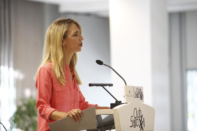 El candidato del PP a la Alcaldía de Madrid, José Luis Martínez- Almeida, interviene en un desayuno informativo organizado por el Club siglo XXI
