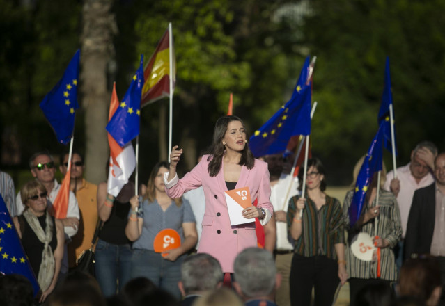 La portavoz nacional de Cs, Inés Arrimadas, participa en un acto de campaña junto al candidato a las elecciones europeas, Luis Garicano, y el candidato a la Alcaldía, Álvaro Pimentel