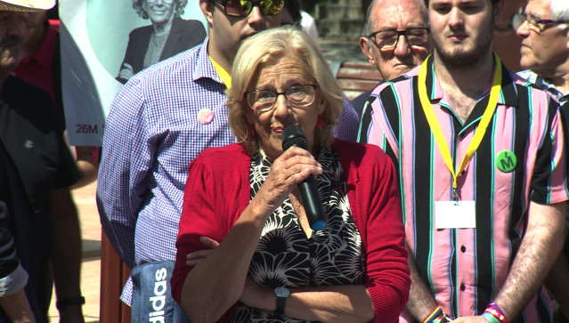 Activistas de 'Stop Desahucios' irrumpen en un acto de Carmena al grito de 'No toleramos un desahucio más'