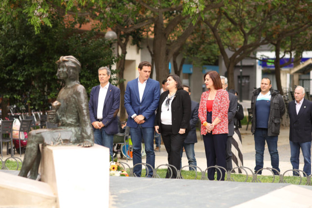 Albert Rivera visita el monumento conmemorativo en recuerdo de las víctimas del atentado de la casa cuartel perpetrado por ETA en Zaragoza