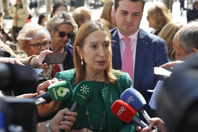 Ana Pastor realiza una visita a Córdoba
