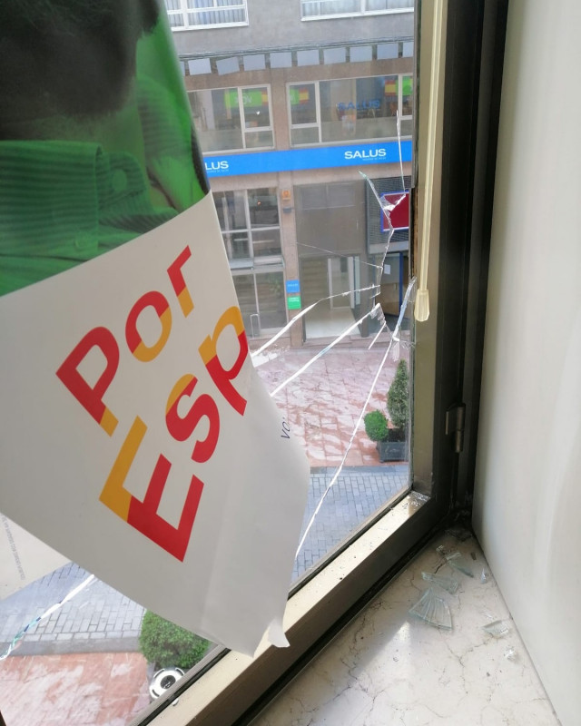 Vox denuncia la rotura de cristales en su sede de Oviedo