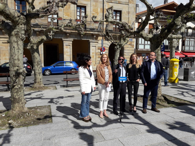 26M.- Unos 20 encapuchados recibe con insultos y estiércol a Álvarez de Toledo y dirigentes del PP en Etxarri-Aranatz