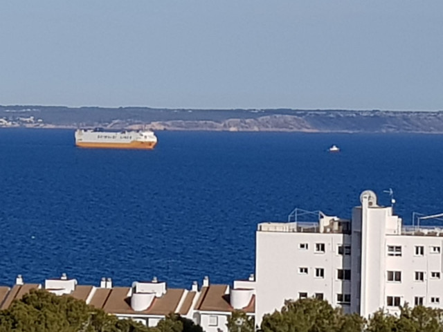 Comienzan las maniobras para remolcar el buque 'Grande Europa' al puerto de Valencia