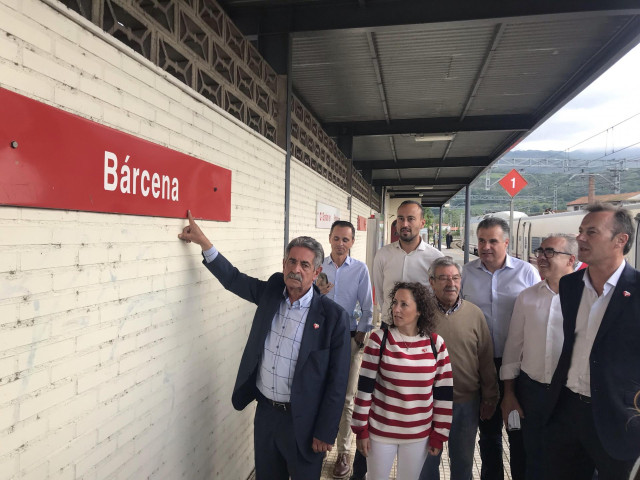 El tren en el que viaja Revilla a Madrid, afectado por una avería en la catenaria: 