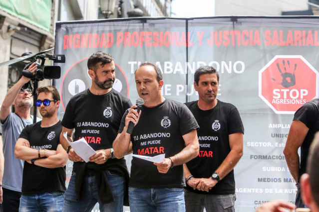 Manifestación de funcionarios de prisiones bajo el lema ' Tu abandono me puede matar'