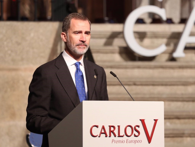 El Rey Felipe planta un árbol en Cáceres