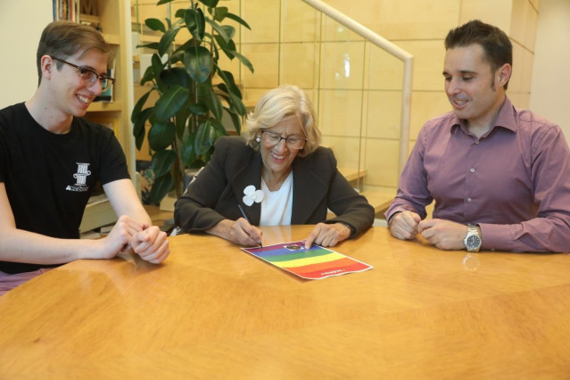 26M.- Carmena Firma El Manifiesto De Arcópoli Por El Que Se Compromete A Seguir Luchando Por Los Derechos LGTB