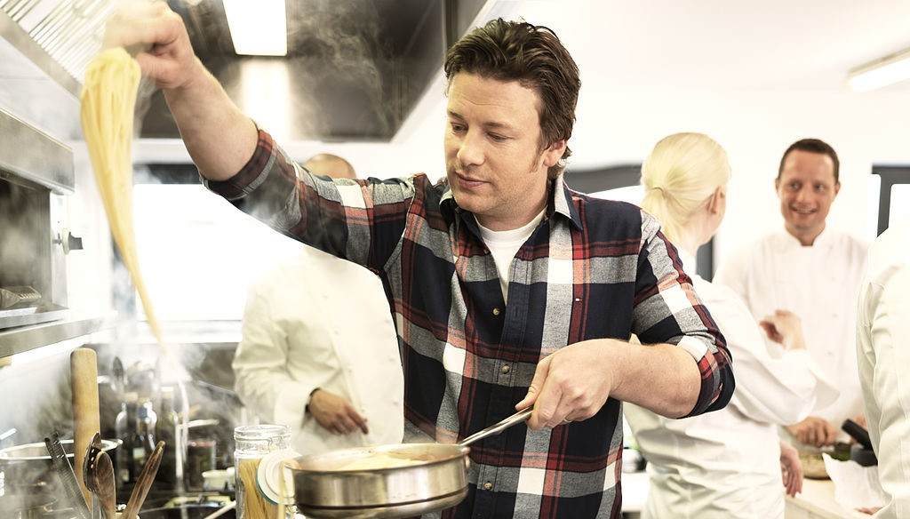 Jamie Oliver cocinando