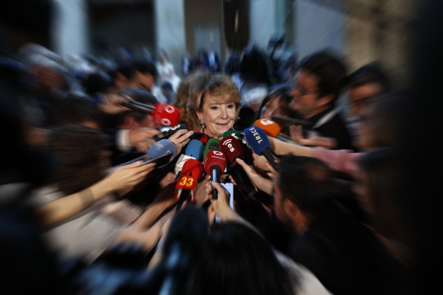 Esperanza Aguirre habla con perioditas