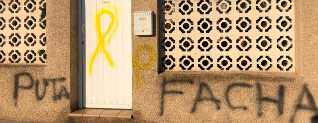 26M.- Castellón.- Aparecen Pintadas Con Lazos Amarillos E Insultos En La Fachada De La Vivienda De Carrasco (PP)