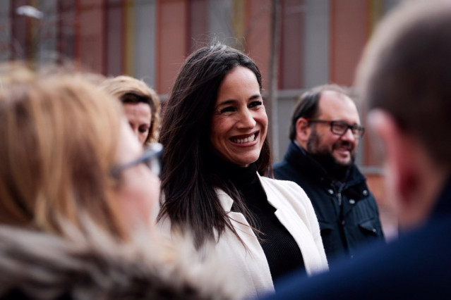 BEGOÑA VILLACÍS SE REÚNE CON VECINOS PARA REIVINDICAR UN CARRIL BUS VAO EN LA A-