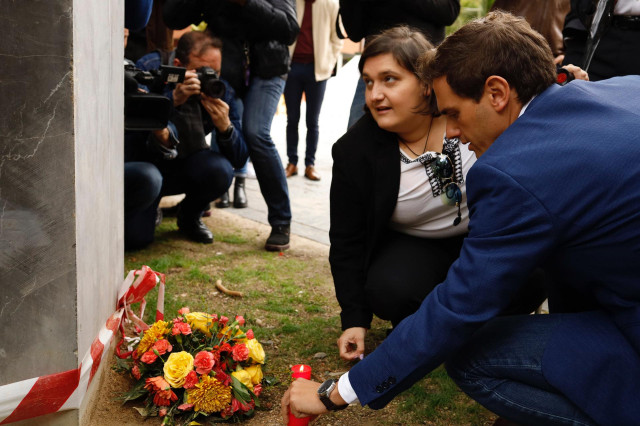 Albert Rivera visita el monumento conmemorativo en recuerdo de las víctimas del atentado de la casa cuartel perpetrado por ETA en Zaragoza