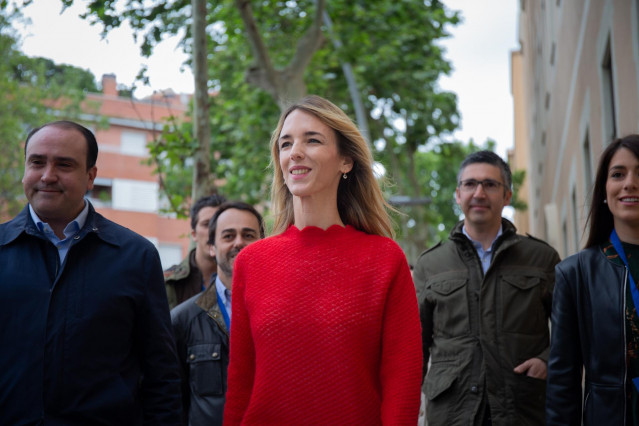 Cayetana Álvarez de Toledo atiende a los medios de comunicación en el Colegio Salesianos de Sarriá en Barcelona el 28 A