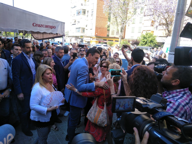 26M.- Pedro Sánchez da un paseo por una barriada de Jerez mostrando su apoyo a la alcaldesa
