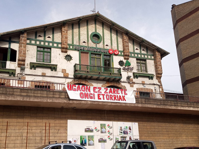 Una pancarta en la estación de Renfe de Ugao-Miraballes dice a Ciudadanos que no son 