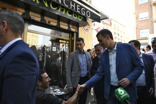 Pedro Sánchez visita el barrio madrileño de Usera