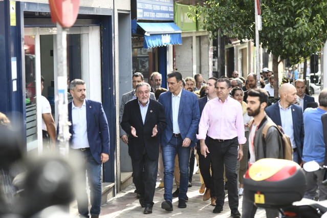 Pedro Sánchez visita el barrio madrileño de Usera