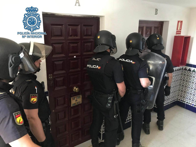 Sevilla.-Sucesos.-Detenido acusado de varios robos violentos tras atrincherarse con 7 bombonas preparadas para estallar