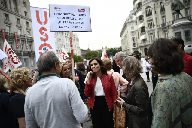 La Federación de Enseñanza del sindicato USO entrega en el Congreso de los Diputados las firmas recogidas para defender la labor educativa de Educación Especial