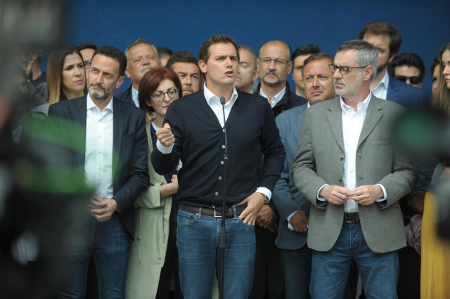 Albert Rivera participa en un homenaje a las víctimas del terrorismo en Ugao-Miraballes (Vizcaya), pueblo de Josu Ternera