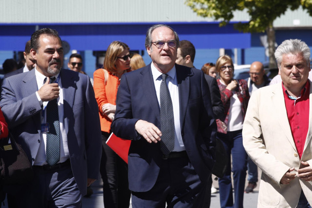 El candidato del PSOE a la Comunidad de Madrid, Ángel Gabilondo, visita el Centro de Control de Metro